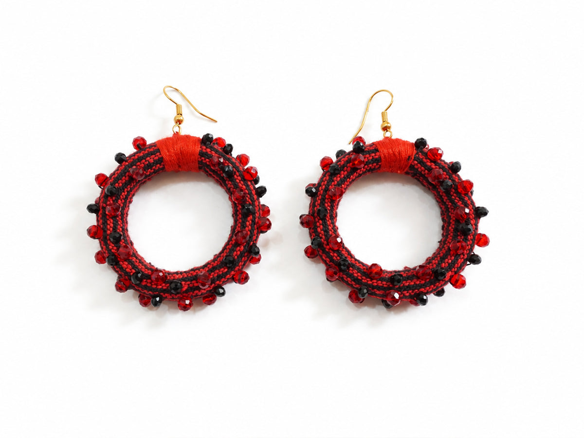 Aretes de aro con textil tejido en telar de pedal y pedrería cosida a mano