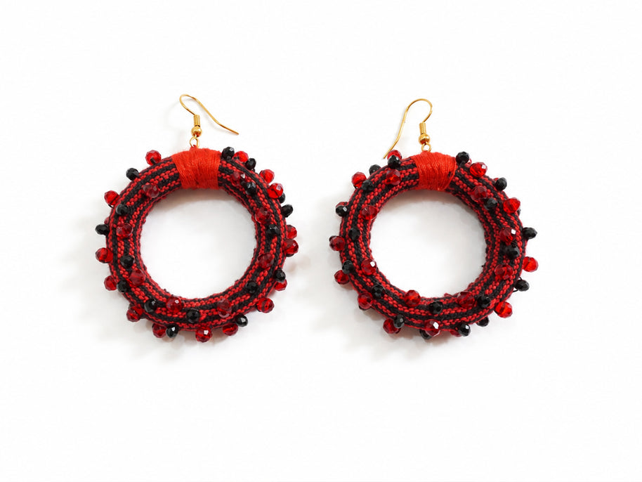 Aretes de aro con textil tejido en telar de pedal y pedrería cosida a mano