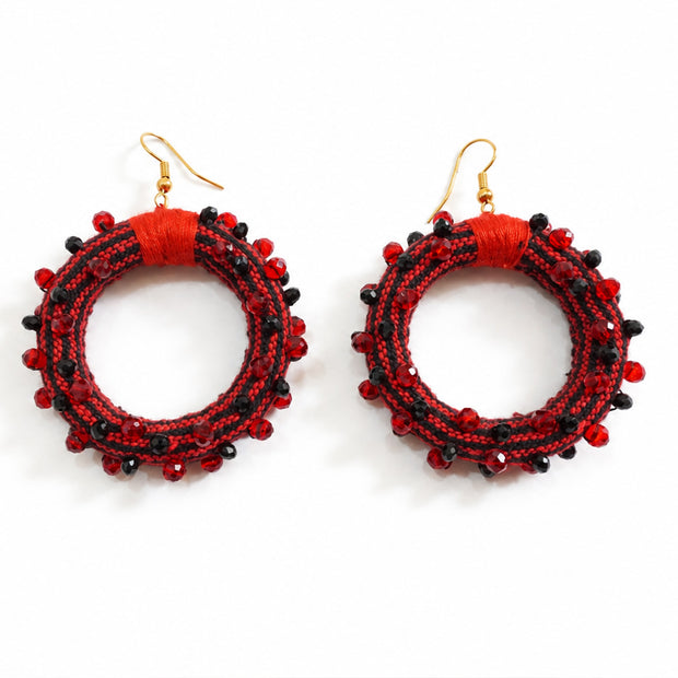Aretes de aro con textil tejido en telar de pedal y pedrería cosida a mano