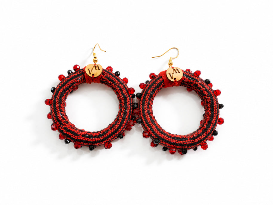 Aretes de aro con textil tejido en telar de pedal y pedrería cosida a mano