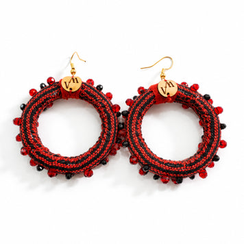 Aretes de aro con textil tejido en telar de pedal y pedrería cosida a mano