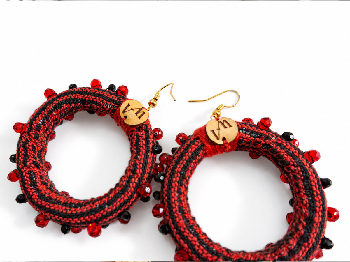 Aretes de aro con textil tejido en telar de pedal y pedrería cosida a mano