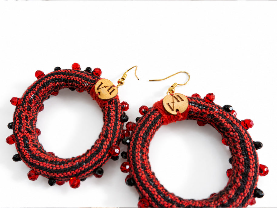 Aretes de aro con textil tejido en telar de pedal y pedrería cosida a mano
