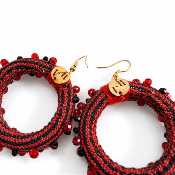 Aretes de aro con textil tejido en telar de pedal y pedrería cosida a mano