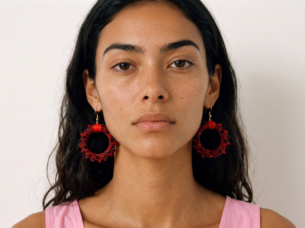 Aretes de aro con textil tejido en telar de pedal y pedrería cosida a mano