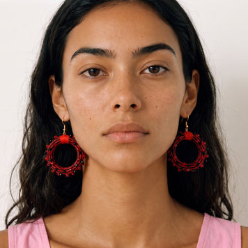 Aretes de aro con textil tejido en telar de pedal y pedrería cosida a mano