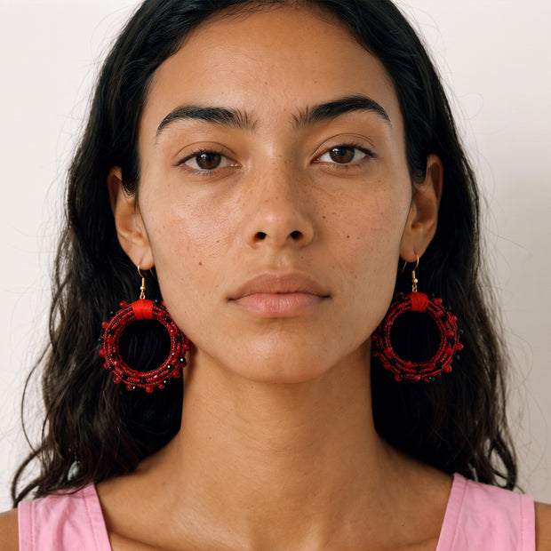 Aretes de aro con textil tejido en telar de pedal y pedrería cosida a mano