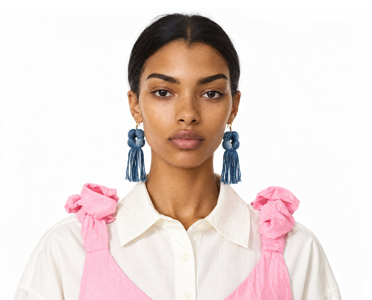 Aretes bolas con flecos. Algodón teñido naturalmente. Algodón teñido con añil