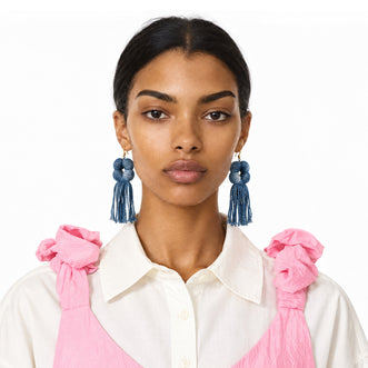 Aretes bolas con flecos. Algodón teñido naturalmente. Algodón teñido con añil
