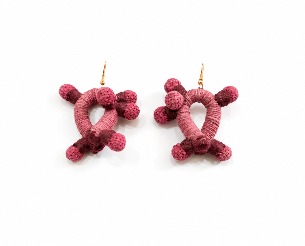 Aretes Sué. Teñido natural Cochinilla. Tejido hecho en telar.