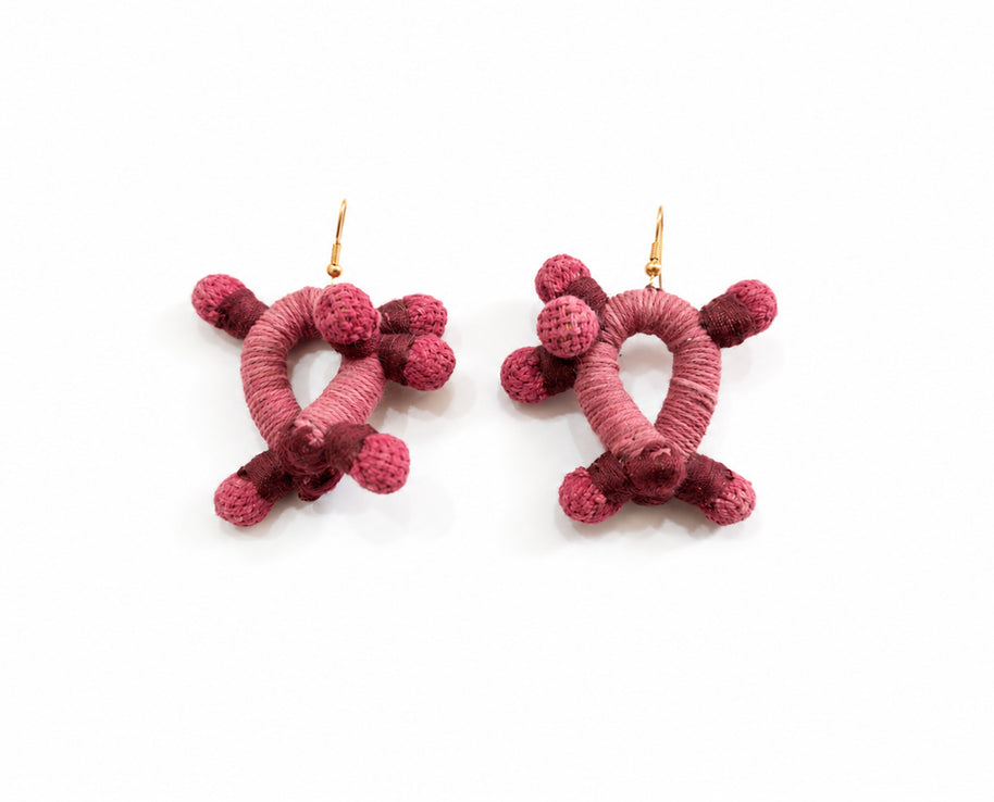 Aretes Sué. Teñido natural Cochinilla. Tejido hecho en telar.
