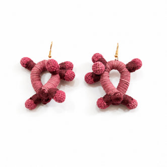 Aretes Sué. Teñido natural Cochinilla. Tejido hecho en telar.