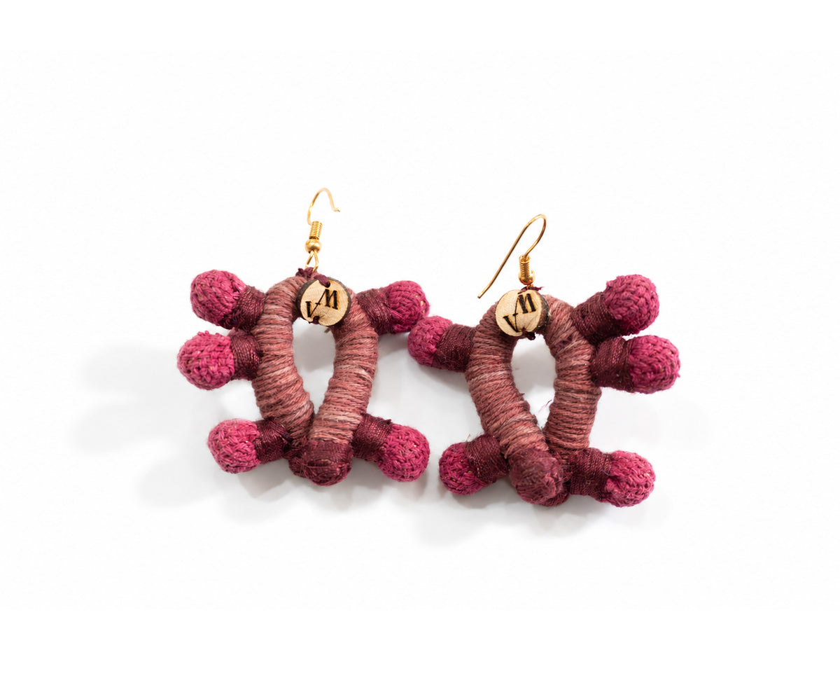 Aretes Sué. Teñido natural Cochinilla. Tejido hecho en telar.
