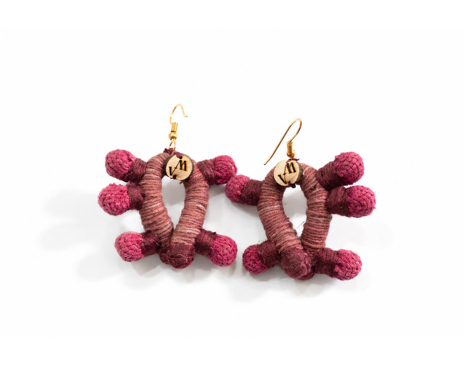 Aretes Sué. Teñido natural Cochinilla. Tejido hecho en telar.