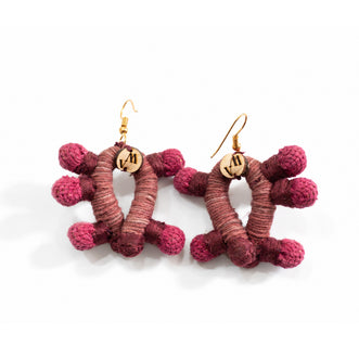 Aretes Sué. Teñido natural Cochinilla. Tejido hecho en telar.