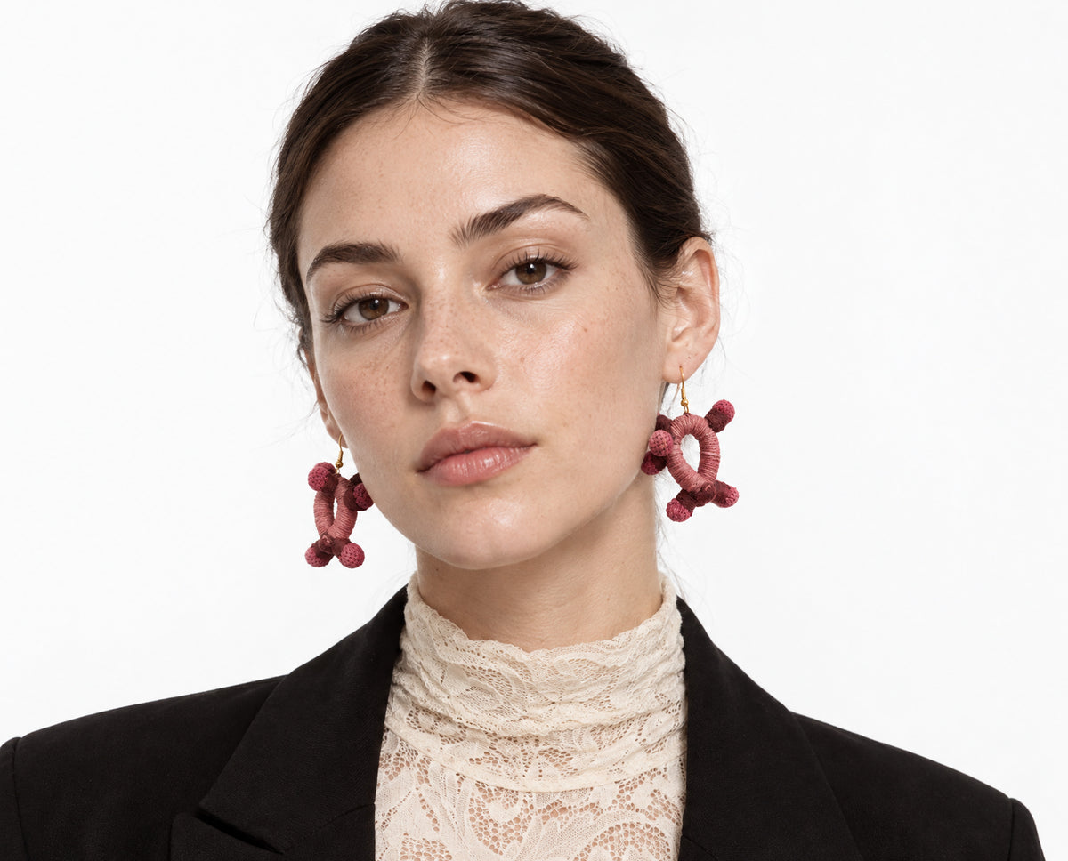 Aretes Sué. Teñido natural Cochinilla. Tejido hecho en telar.