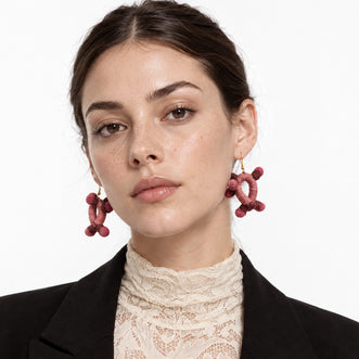 Aretes Sué. Teñido natural Cochinilla. Tejido hecho en telar.