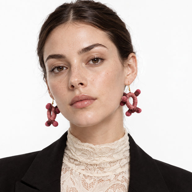 Aretes Sué. Teñido natural Cochinilla. Tejido hecho en telar.