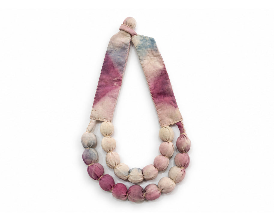 Collar Silvina doble, teñido cochinilla espontáneo, teñido con añil