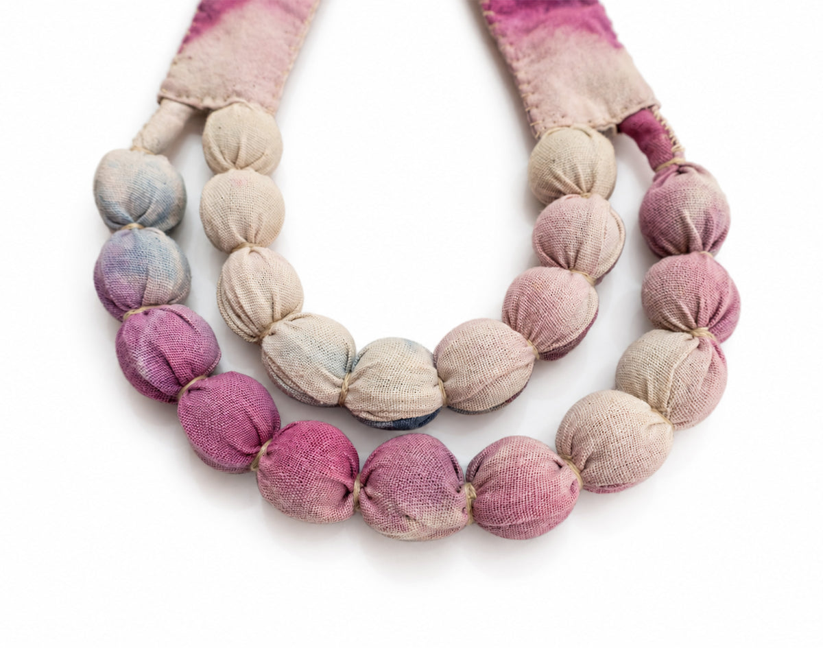 Collar Silvina doble, teñido cochinilla espontáneo, teñido con añil