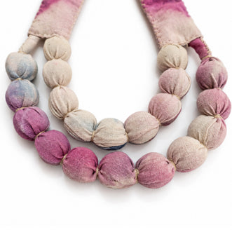 Collar Silvina doble, teñido cochinilla espontáneo, teñido con añil