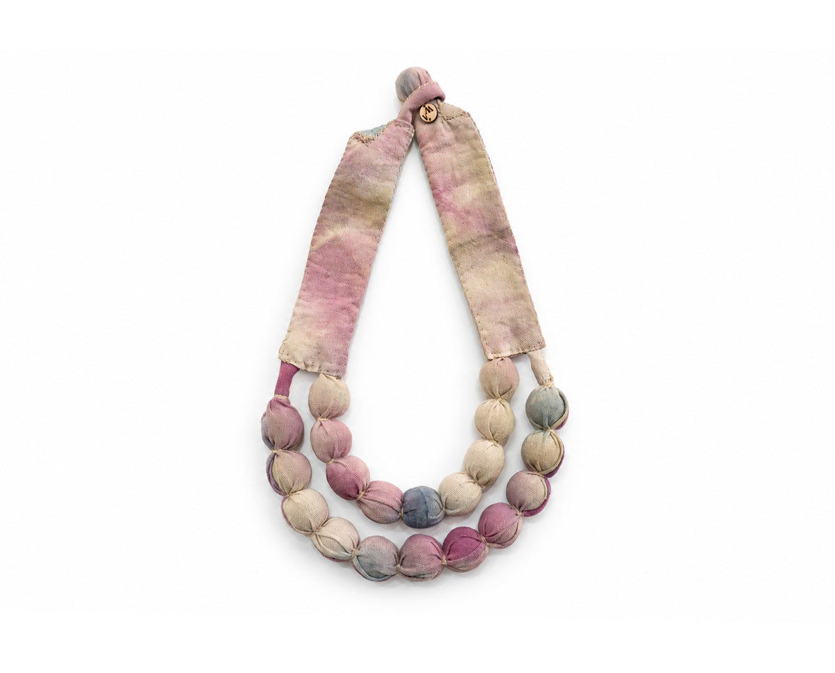 Collar Silvina doble, teñido cochinilla espontáneo, teñido con añil