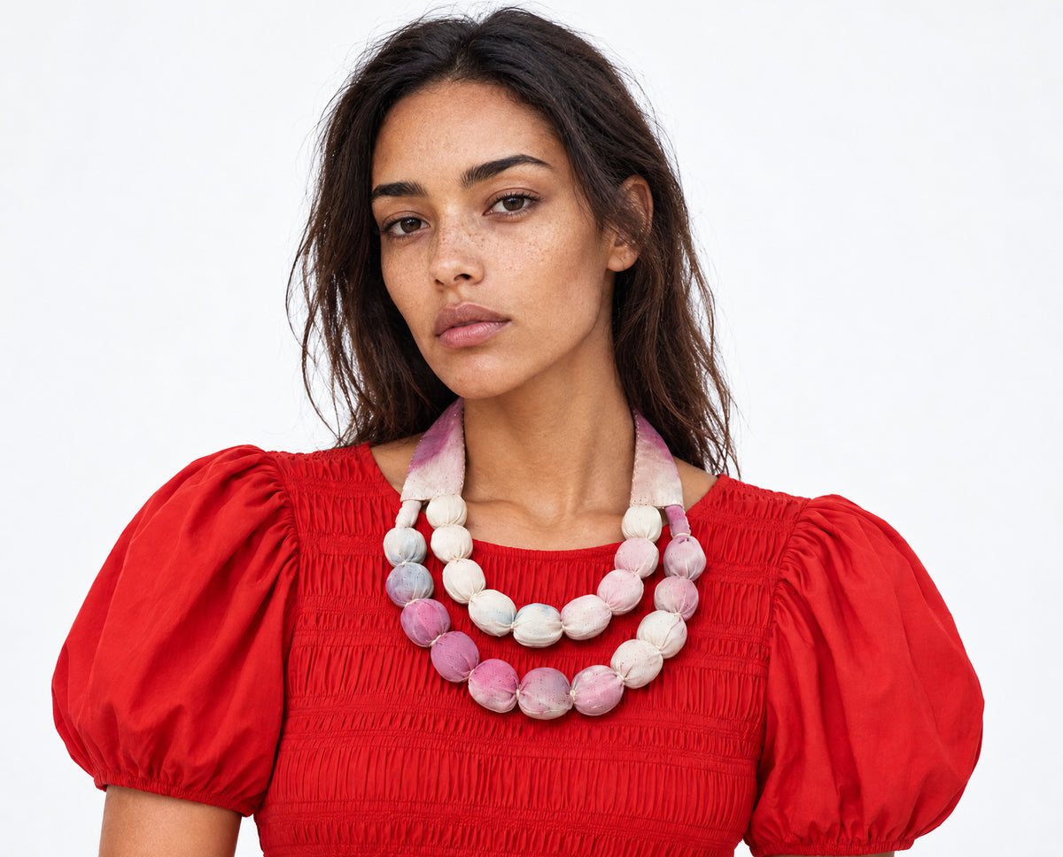 Collar Silvina doble, teñido cochinilla espontáneo, teñido con añil