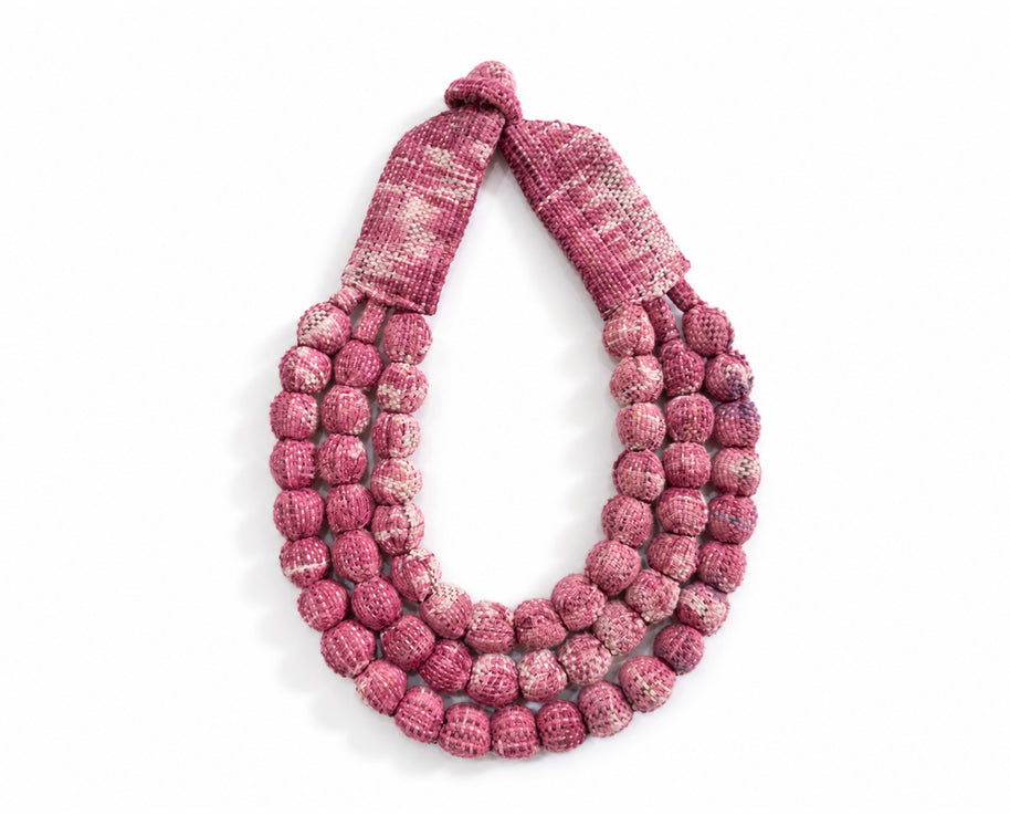 Collar SILVINA triple – Esferas de madera forradas con tejido de telar de pedal teñido con tintes naturales - Cochinilla
