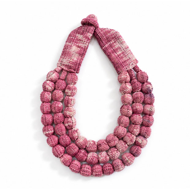 Collar SILVINA triple – Esferas de madera forradas con tejido de telar de pedal teñido con tintes naturales - Cochinilla