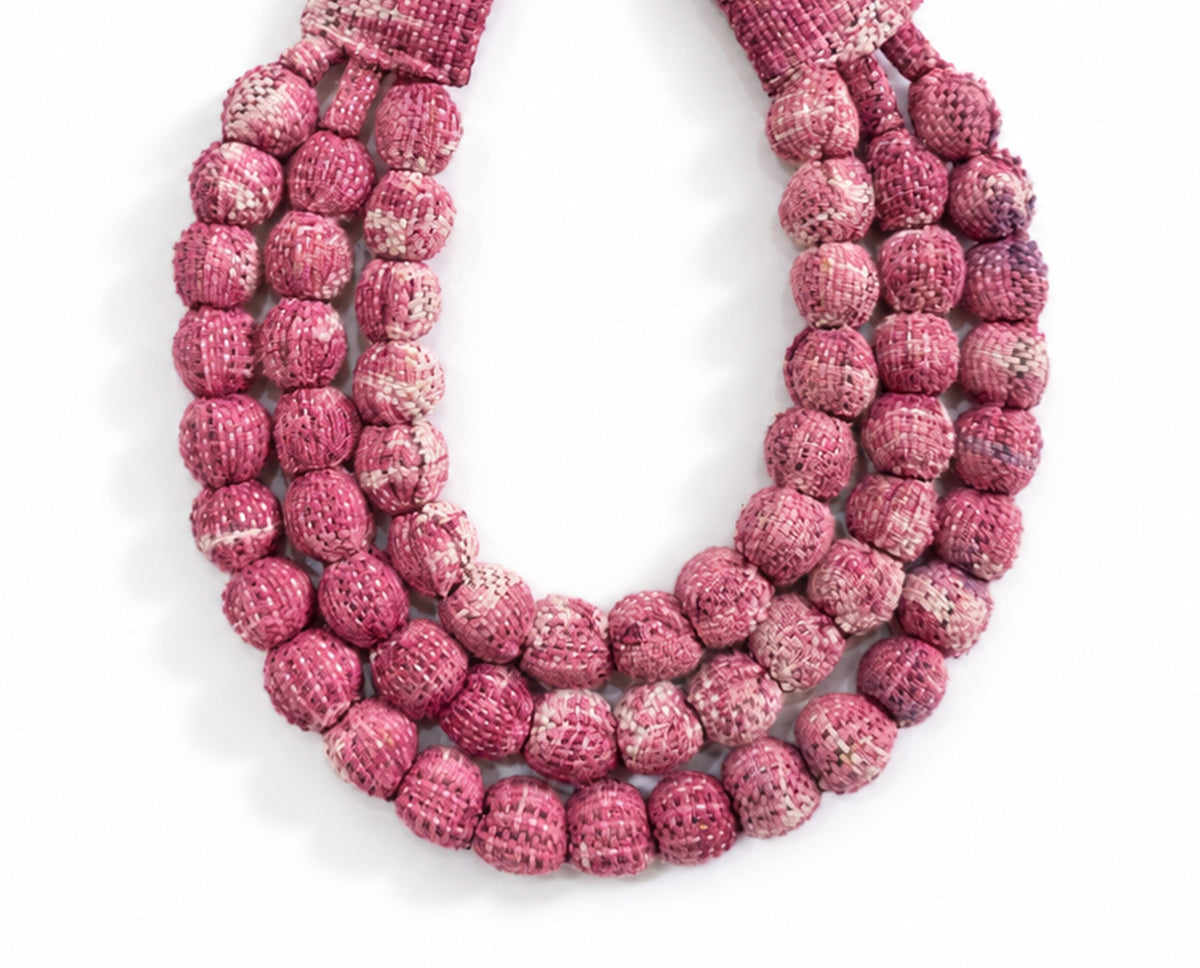 Collar SILVINA triple – Esferas de madera forradas con tejido de telar de pedal teñido con tintes naturales - Cochinilla
