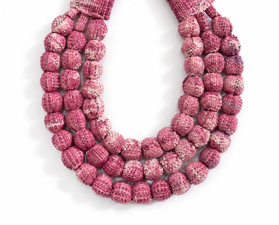 Collar SILVINA triple – Esferas de madera forradas con tejido de telar de pedal teñido con tintes naturales - Cochinilla