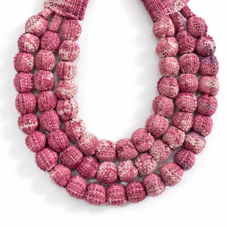 Collar SILVINA triple – Esferas de madera forradas con tejido de telar de pedal teñido con tintes naturales - Cochinilla