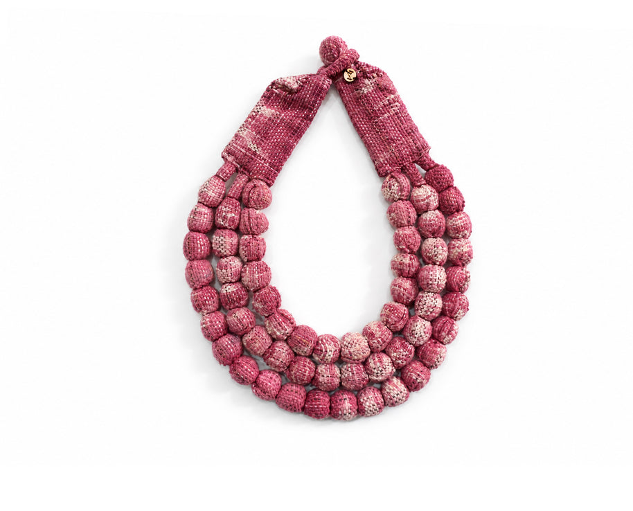 Collar SILVINA triple – Esferas de madera forradas con tejido de telar de pedal teñido con tintes naturales - Cochinilla
