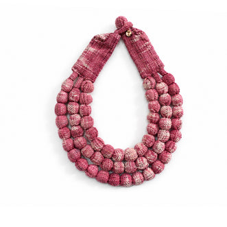 Collar SILVINA triple – Esferas de madera forradas con tejido de telar de pedal teñido con tintes naturales - Cochinilla
