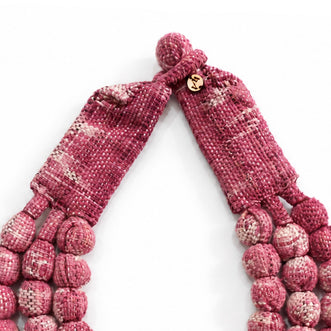 Collar SILVINA triple – Esferas de madera forradas con tejido de telar de pedal teñido con tintes naturales - Cochinilla
