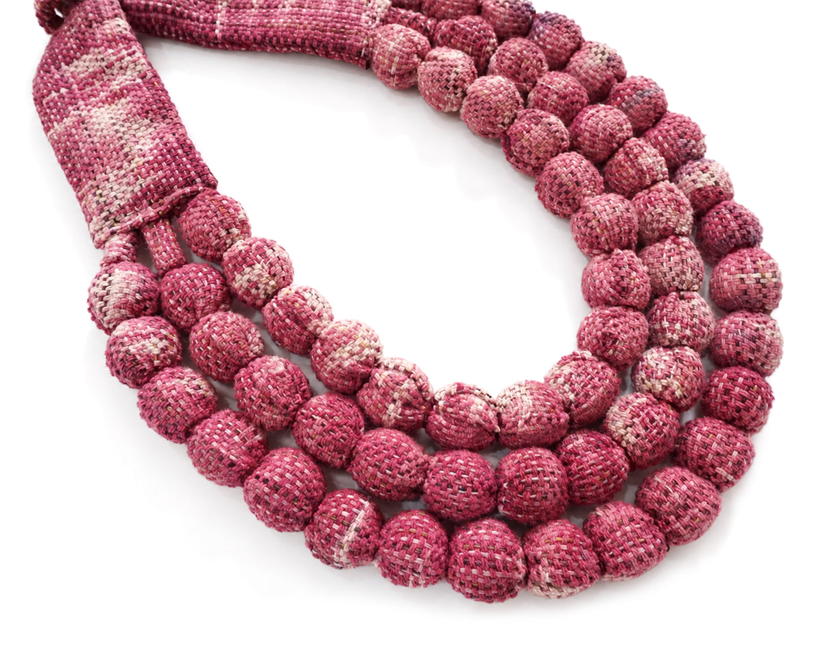 Collar SILVINA triple – Esferas de madera forradas con tejido de telar de pedal teñido con tintes naturales - Cochinilla