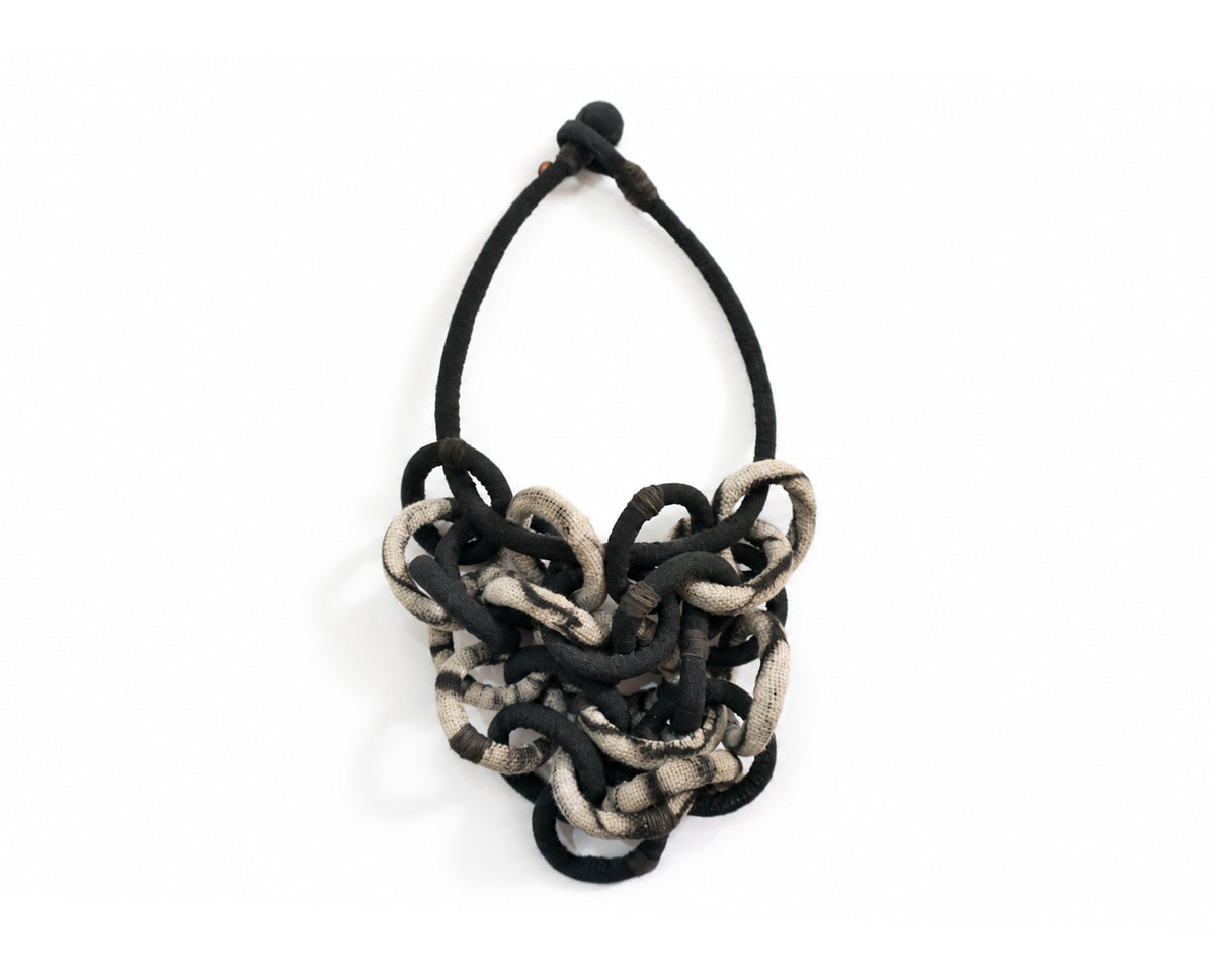 Collar ¿Por qué soñamos? , Textil teñido naturalmente, Teñido con huizache