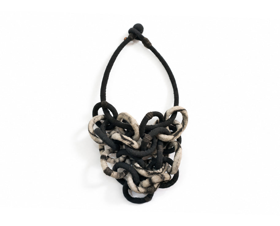 Collar ¿Por qué soñamos? , Textil teñido naturalmente, Teñido con huizache