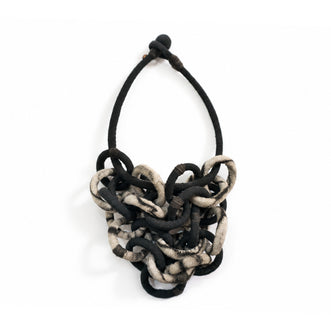 Collar ¿Por qué soñamos? , Textil teñido naturalmente, Teñido con huizache