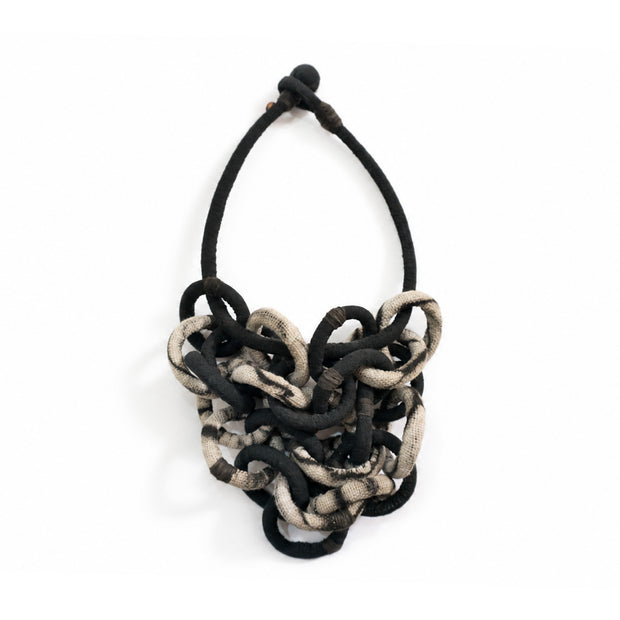 Collar ¿Por qué soñamos? , Textil teñido naturalmente, Teñido con huizache