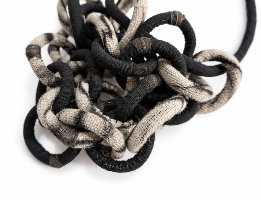 Collar ¿Por qué soñamos? , Textil teñido naturalmente, Teñido con huizache