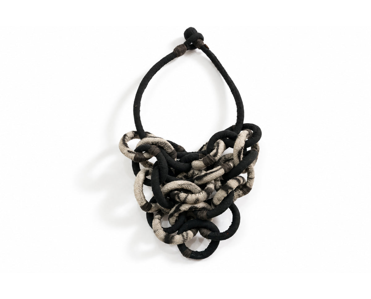 Collar ¿Por qué soñamos? , Textil teñido naturalmente, Teñido con huizache