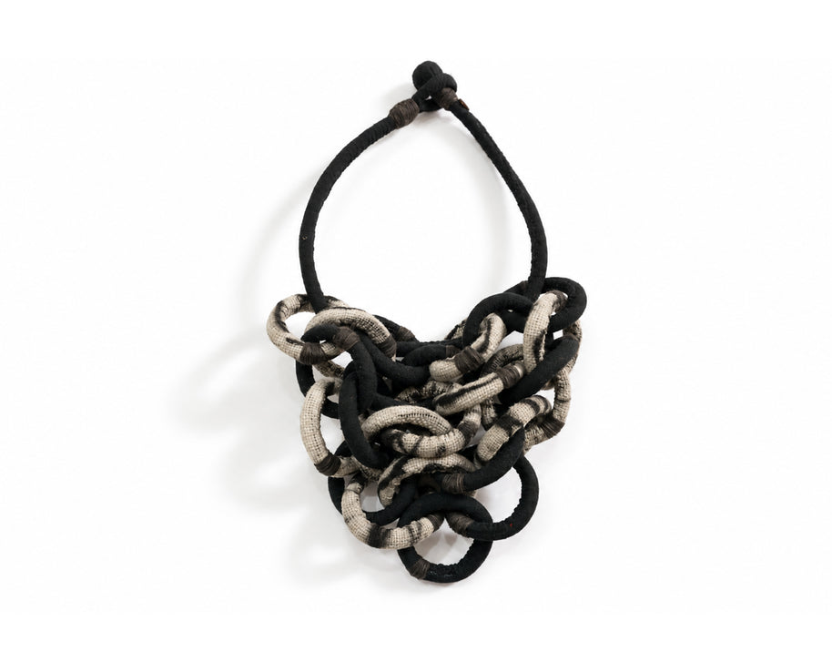 Collar ¿Por qué soñamos? , Textil teñido naturalmente, Teñido con huizache