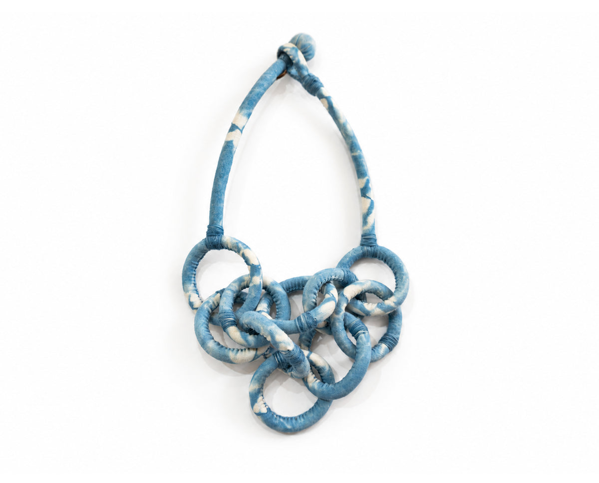 Collar de Aros - Algodón teñido con añil - Joyería escultórica