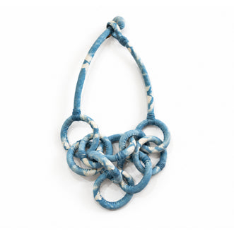 Collar de Aros - Algodón teñido con añil - Joyería escultórica