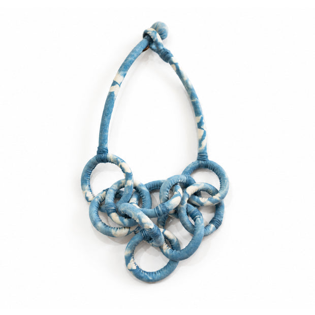 Collar de Aros - Algodón teñido con añil - Joyería escultórica