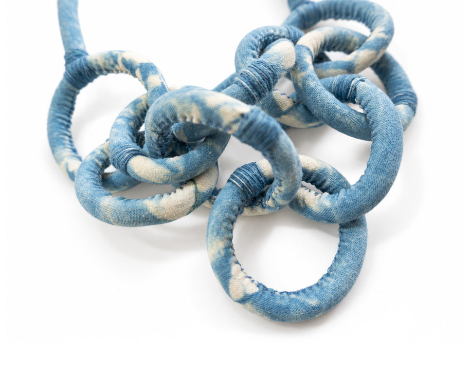Collar de Aros - Algodón teñido con añil - Joyería escultórica