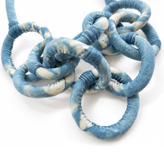 Collar de Aros - Algodón teñido con añil - Joyería escultórica