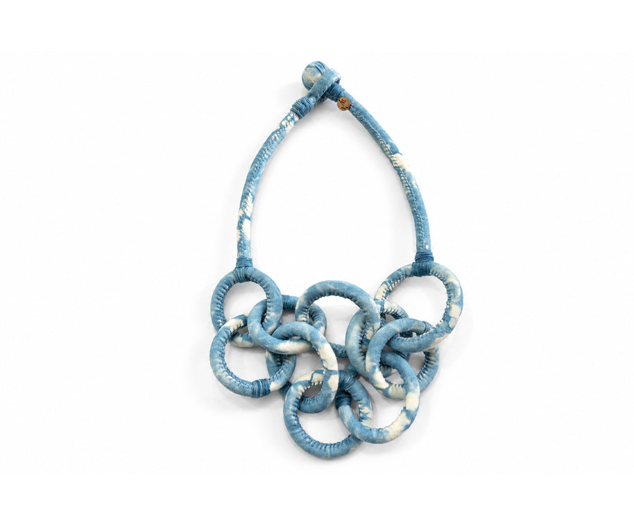Collar de Aros - Algodón teñido con añil - Joyería escultórica
