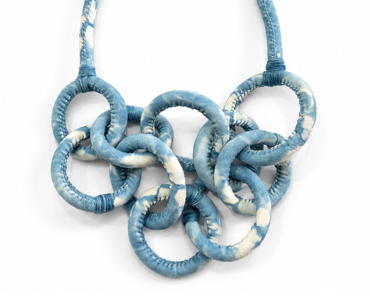 Collar de Aros - Algodón teñido con añil - Joyería escultórica
